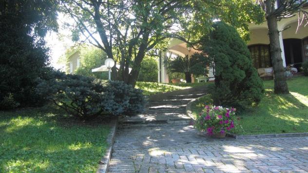 Villa di mq 350 .
Composta da due abitazioni che si vendono in blocco
Nel verde e ben esposta al sole
Poco distante dal centro - Foto 8