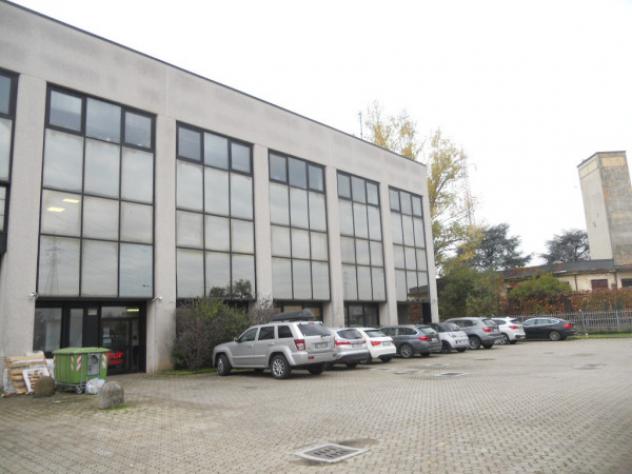 Immobile di 900 m² con più di 5 locali in affitto a Arese