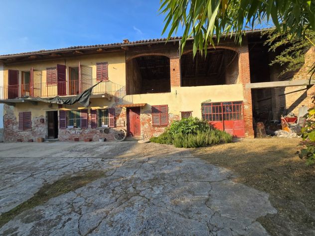 Cascina piemontese libera su tre lati con terreno