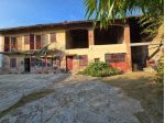 Cascina piemontese libera su tre lati con terreno