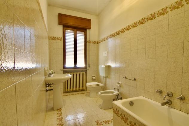 Bonavicina – Ampia bifamiliare con 2 appartamenti, 800 mq di giardino e volumetria edificabile. - Foto 12