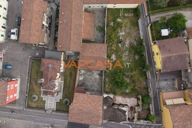 CORTE CON DUE FABBRICATI INDIPENDENTI DA RISTRUTTURARE