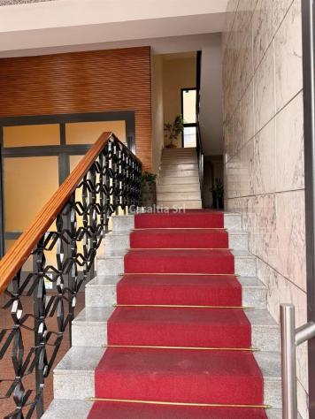 Stanza matrimoniale in trilocale ristrutturato, con aria condizionata e balcone disponibile da subito - Foto 7