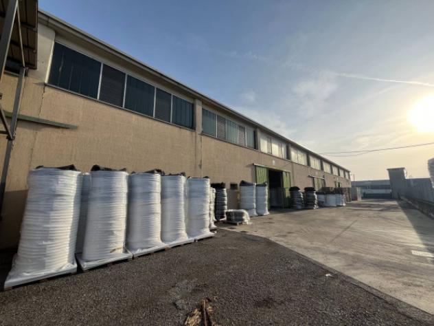 Immobile di 1350 m² con 3 locali in affitto a Paderno Franciacorta