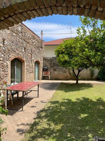 VILLA STORICA A LECA D’ALBENGA CON GIARDINO PARCHEGGIO E DEPENDANCE