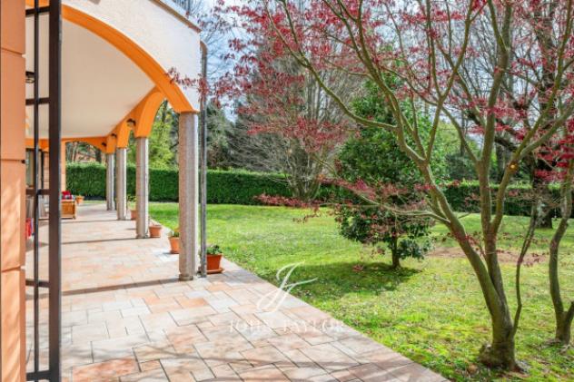 Villa di 840 m² con più di 5 locali e box auto doppio in vendita a Carimate