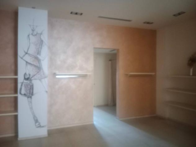 Attività / Licenza di 50 m² con 2 locali in affitto a Carpi