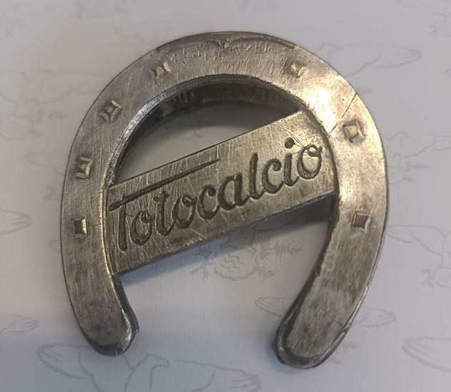 Totocalcio Bertone ferro cavallo fermacarte '70