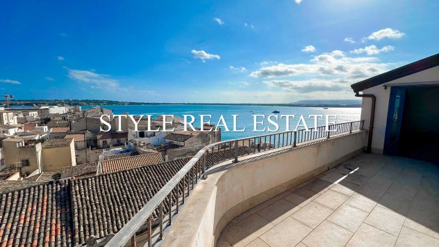 ORTIGIA – UN ATTICO UNICO NEL SUO GENERE, CON VISTA MARE E TERRAZZO A DUE PASSI