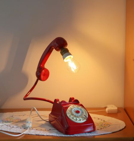 Lampada da tavolo realizzata artigianalmente con vero telefono SIP - Foto 3