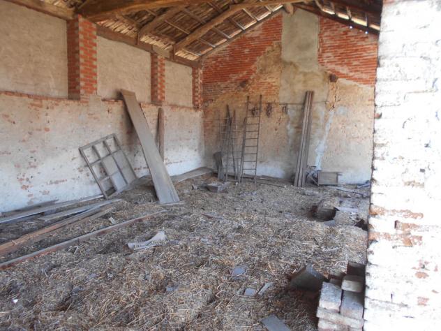 In zona centrale, ex cascinale composta da abitazione al piano terra: cucinino, tinello, tre vani e bagno; sempre al piano terra magazzino e box auto. - Foto 19