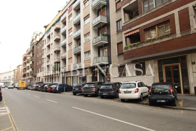 Negozio con vetrina su strada