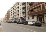 Negozio con vetrina su strada