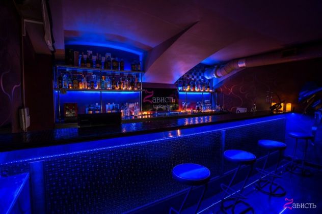 CERCASI RAGAZZE e BARISTE PER TOPLESS BAR