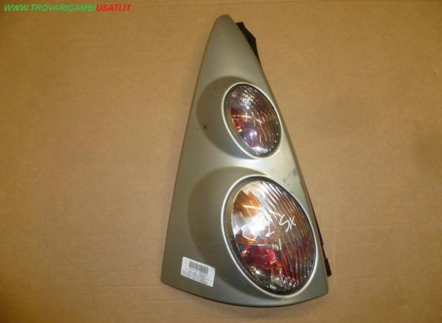 FANALE POST.S. NERO CON CORNICE VERNICIATA ARGENTO CITROEN C1 (B0)  Parti elettriche  Fanaleria  Fanali  Fanale post. sx. CITROEN - C1 - 01-06-2005 -