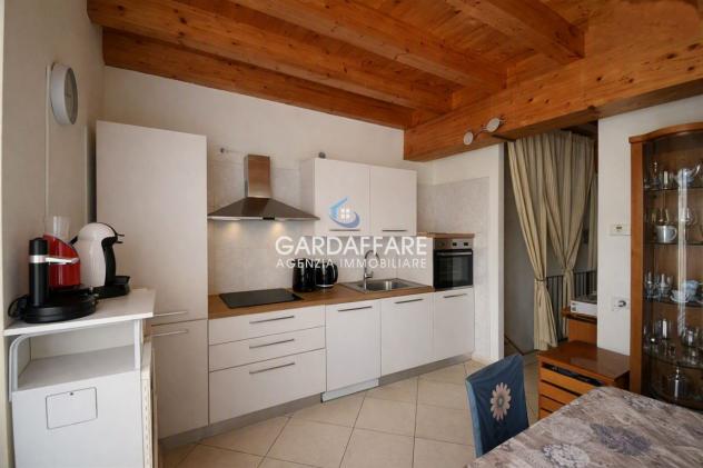 VILLETTA A SCHIERA DI TESTA CON GIARDINO SU TRE LATI E BELLISSIMO PORTICO VIVIBILE - Foto 16