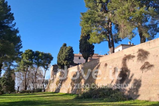 Palazzo / Stabile di 800 m² con più di 5 locali in vendita a Pesaro