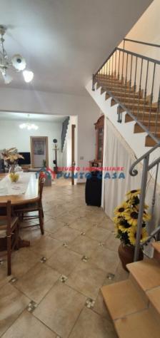 CROCEVIE – Soluzione indipendente su due elevazioni P.T. + 1°P. – 140mq ca. + spazio esterno + 2.000mq ca. di terreno – 4 vani + acc. + terrazzi. Otti - Foto 6