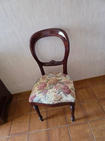 sedia in mogano rivestita in stoffa
