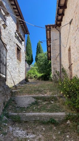 UMBRIA -CASALE SINGOLO IN PIETRA DA RIFINIRE IN BORGO INCANTATO - Foto 7