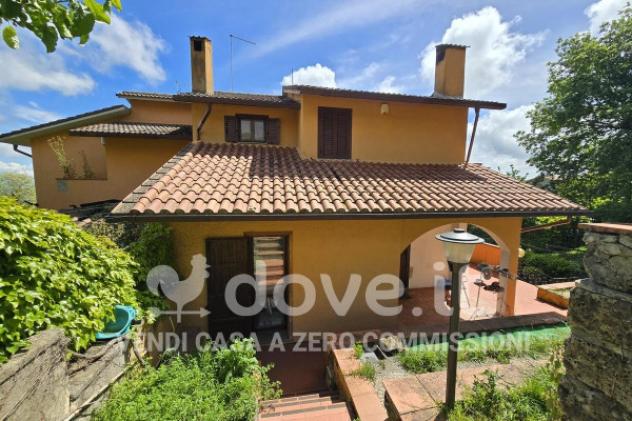 Villa di 110 m² con 5 locali e box auto in vendita a Sarteano