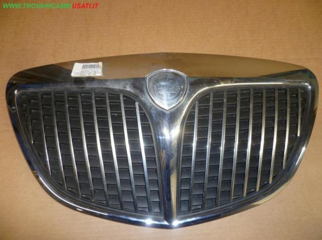 GRIGLIA CON STEMMA CROMATA LANCIA YPSILON (843-TE/TI)  Carrozzeria  Lamierati esterni  Paraurti  Griglia radiat LANCIA - MUSA - 01-09-2004 - 01-09-200
