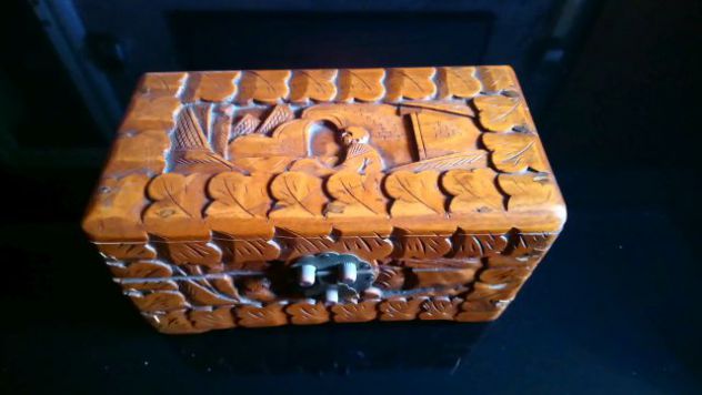 Splendido antico portagioie in legno intarsiato a mano