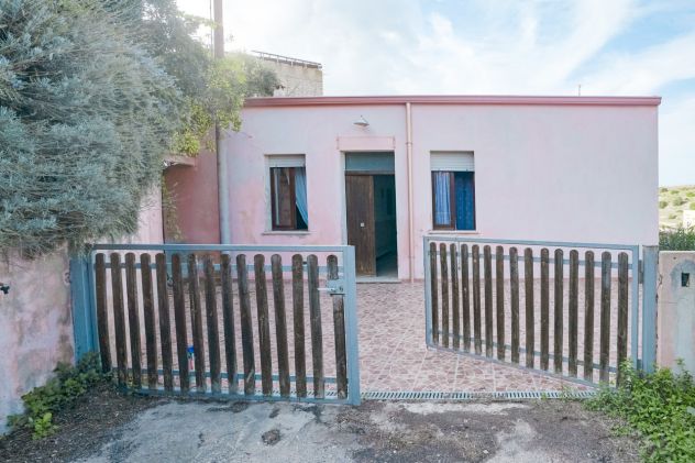 Sedini, quadrivano con cortile nel cuore della Sardegna