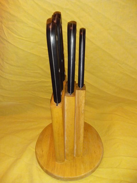 Ceppo in legno con 6 coltelli. - Foto 2