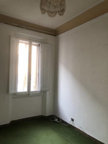 L'appartamento di mq.100 ha una buona distribuzione degli spazi con vani ampi, grandi finestre e soffitti alti; si fa apprezzare per la piacevole lumi - Foto 9