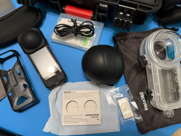 Insta360 X4 8K 360 Action Camera con custodia subacquea scheda 512GB tanti extra - Foto 5