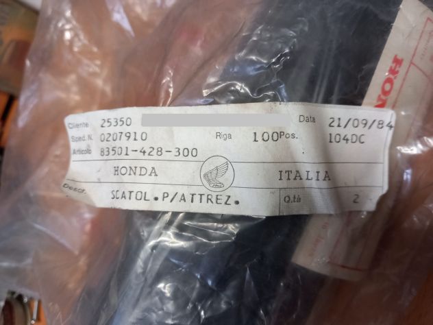 83501-428-300 SCATOLA PORTA ATTREZZI NUOVA ORIGINALE per HONDA XL 125/250/500 S - Foto 2