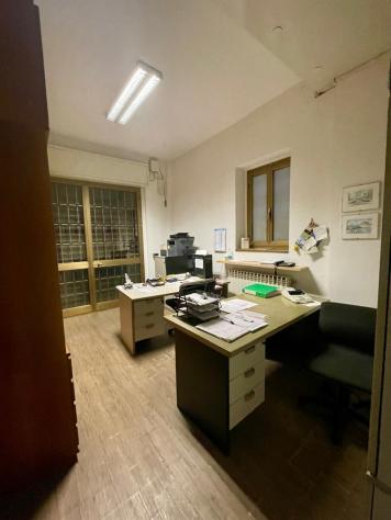 ottimo grande negozio con vetrine, magazzino, uffici - accesso carraio riservato - Foto 10