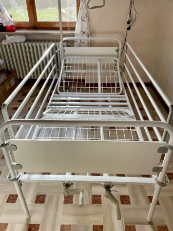 Letto Ortopedico di 2m, a due Manovelle , con sponde e triangolo alzamalati. - Foto 5
