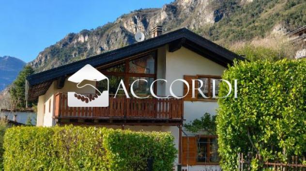 VILLA di 9 vani e di 385 mq (ALA) rif. DT133