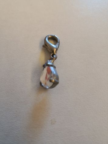 Pendente con moschettone piccolissimo in metallo e goccia in vetro. - Foto 2