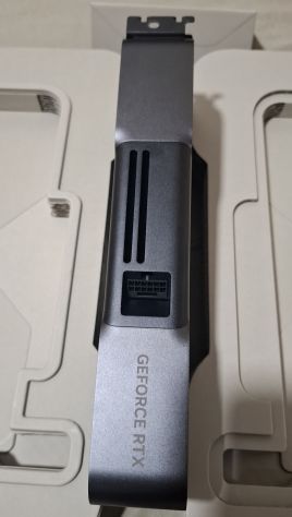 Nvidia GeForce RTX 5070 Founders Edition - Foto 5