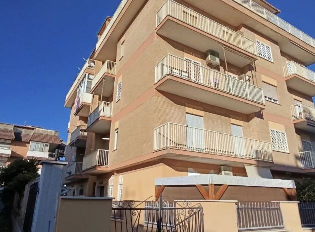 POMEZIA TRILOCALE ARREDATO CON BALCONE E TERRAZZO - Foto 2