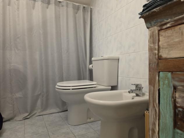 RONCHI, a soli 500 metri dal mare della Riviera Apuana, elegante villetta a schiera d'angolo con giardino su due lati e ampio pergolato. Disposta su t - Foto 17
