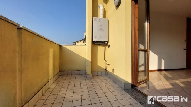 In zona centrale proponiamo in vendita esclusiva luminoso appartamento di due locali con balcone, sovrastante ampio sottotetto, cantina e box.
L'immob - Foto 12