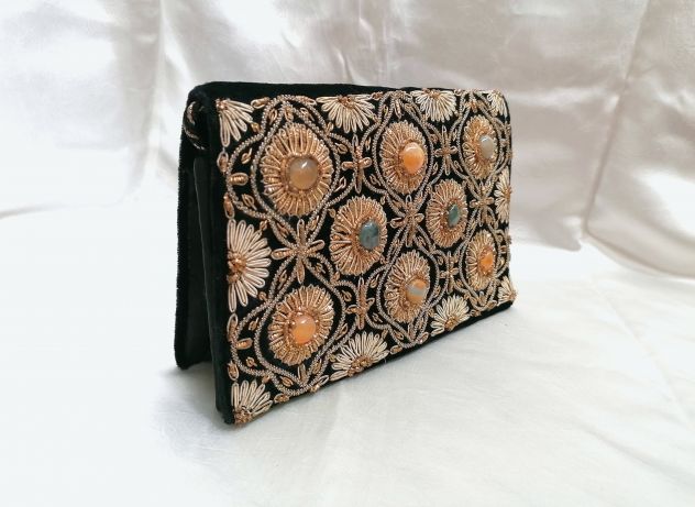 BELLISSIMA POCHETTE DA SERA RICAMATA IN ORO CON PIETRE DURE NUOVA, INDIA. - Foto 4