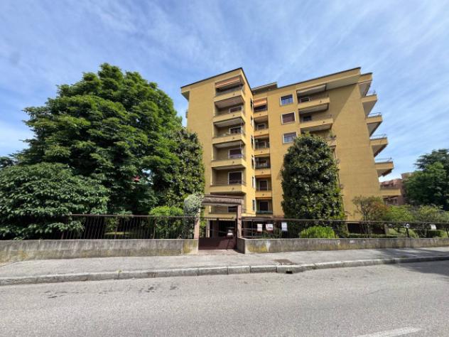 Appartamento di 120 m² con 3 locali e box auto in vendita a Monza