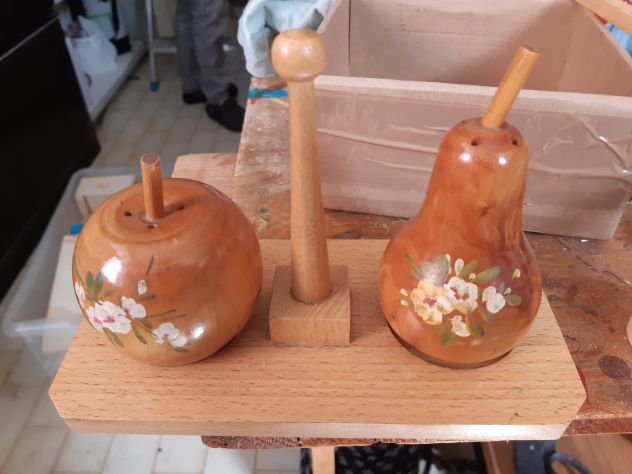 SALE E PEPE (MELA/PERA), BOTTIGLIA DECORATA, PORTA POSATE.