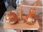 SALE E PEPE (MELA/PERA), BOTTIGLIA DECORATA, PORTA POSATE.