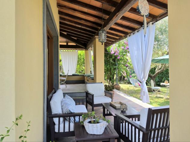 MASSA, villa di ampia metratura nella prima periferia, disposta su tre livelli con ampio giardino di circa 1.300 mq. Composta di salone con camino, cu - Foto 20