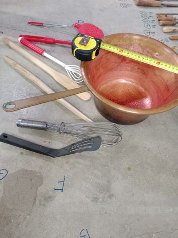 Set composto da paiolo in rame per polenta e vari attrezzi da cucina. - Paiolo - Foto 4