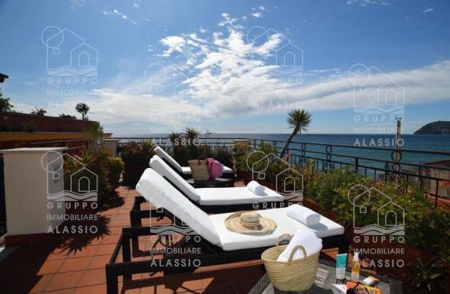 Attico fronte mare con terrazzo, solarium e posto auto – affitto annuale