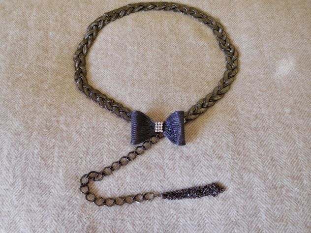 Cintura in metallo argentato,maglia "a treccia",chiusura con strass. Nuova!