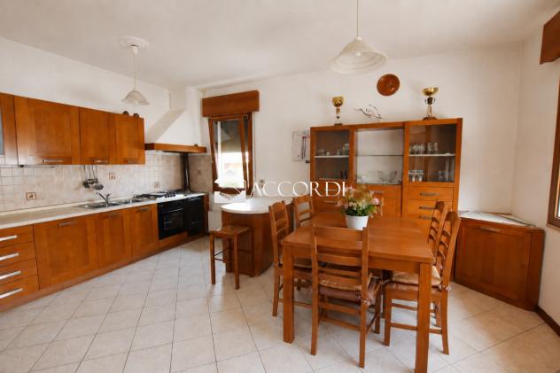 CASA INDIPENDENTE di 9 vani e di 209 mq (MONTEBELLUNA) rif. PE16