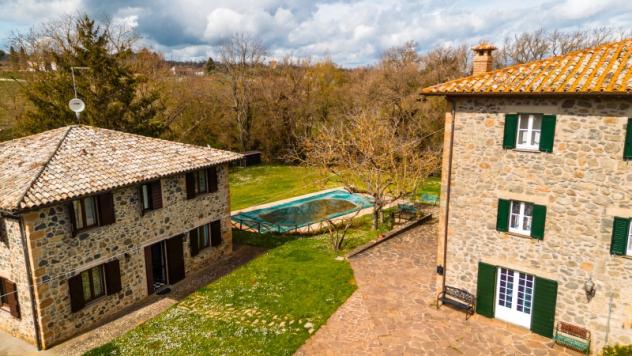 Orvieto - Vendesi due ampi casali con piscina nel circondario del comune di Orvieto